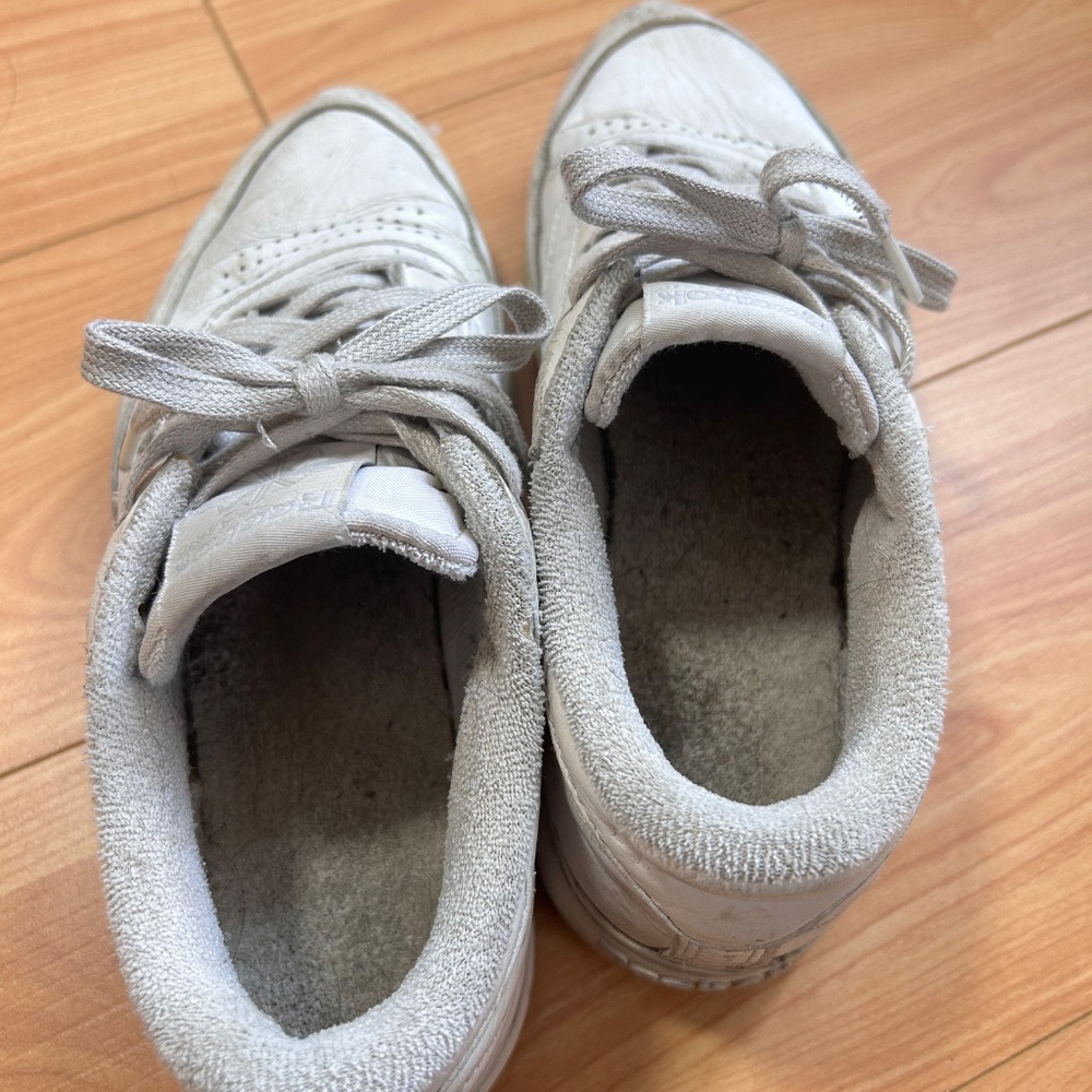 Well worn Reebok sneakers - Picture 3 of 4